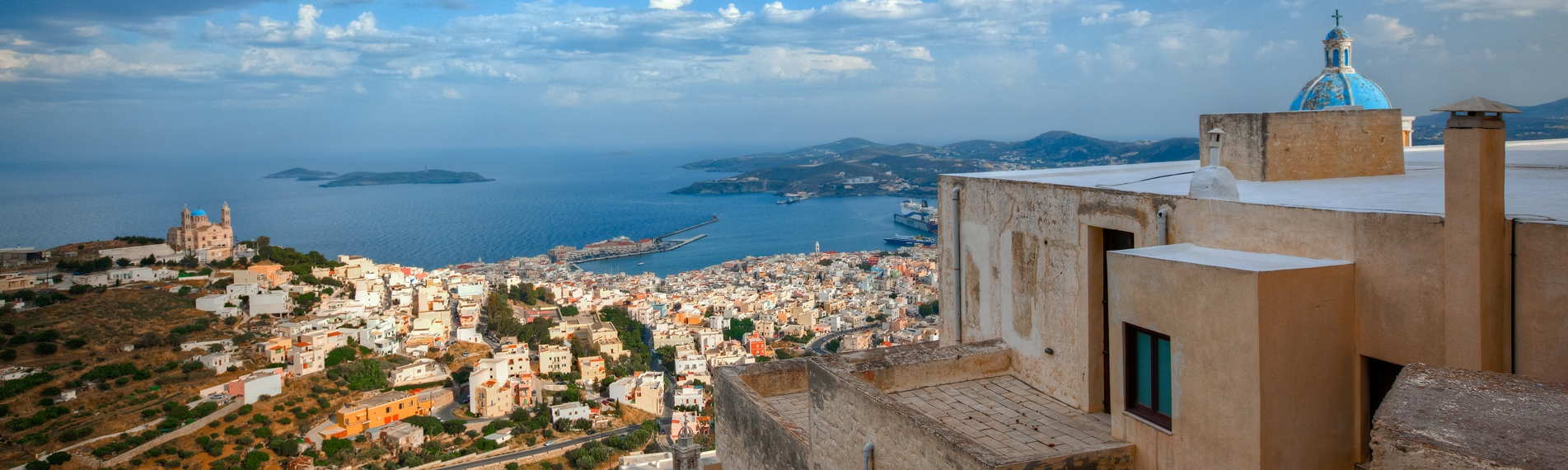Panorama de Syros con vista hacia las casas, el golfo y otras islas del Cicaldi en el horizonte