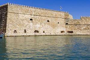 Fortaleza sobre el mar en la ciudad de Heraklion en la isla de Creta