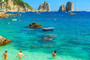 Capri: playa y farallones